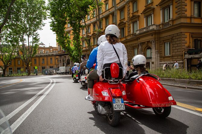 2h Xmas Lights Panoramic Vespa Sidecar Tour - St. Peter’s Square at dusk: big space, bigger feeling