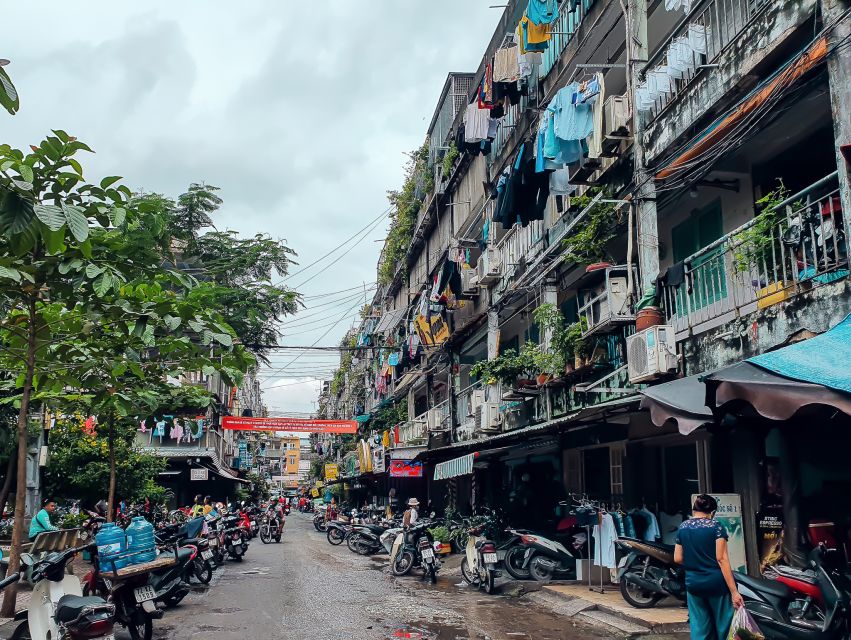 Discover Saigon's Local Sites and Culture by Motorbike - The floating market in Saigon: a Mekong Delta-style moment