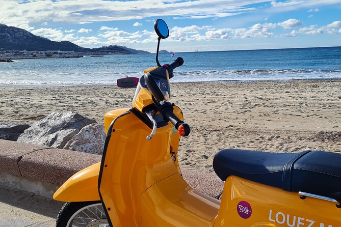 E-motorbike virtual guided tour in Marseille - The Corniche Coast Run: Malmousque, Vallon des Auffes, Borély Park