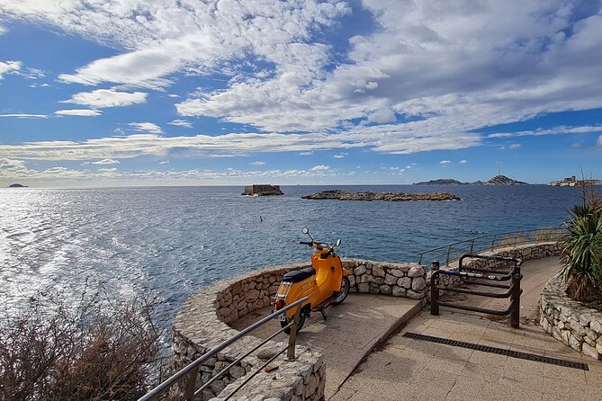 E-motorbike virtual guided tour in Marseille - The Route App: Freedom That Still Needs a Charged Phone