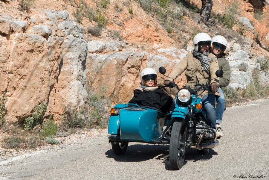 From Aix-en-Provence: 1-Hour Scenic Sidecar Tour - The guide experience: lively explanations in French and English