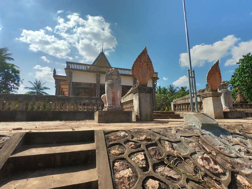 Siem Reap: 6-Hour Easy Rider Motorbike Tour - Lunch by the Lake with Views of Kulen Mountain